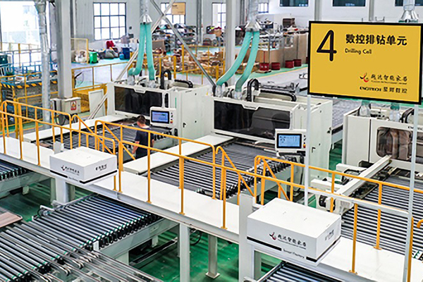 Vilken utrustning behövs för att uppnå automatisk träbearbetningsmöbelproduktion?